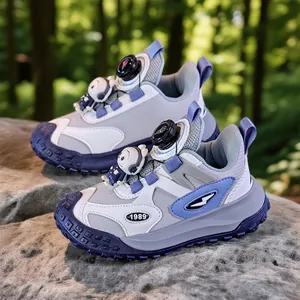 Lässige Kindersneaker mit Drehverschluss und Astronauten-Anhänger-Dekoration