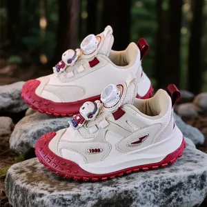 Bequeme Kinder-Sneaker mit praktischem Drehverschluss und Astronauten-Anhänger im Wald