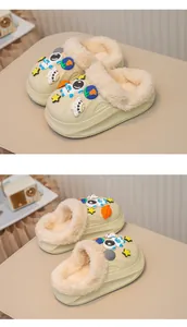 Detailansicht von Kinder-Winterclogs mit Weltraummotiv und warmem Plüschfutter