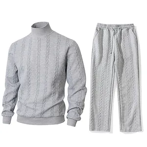 Vista dettagliata del set maglione e pantaloni in maglia grigia da uomo a collo alto