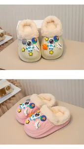 Detailansicht von rosa und beigen Kinder-Winterhausschuhen mit Fellfutter und Weltraum-Charms