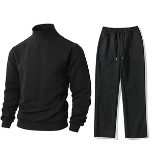Dettaglio completo in maglia nera da uomo con dolcevita e pantaloni testurizzati