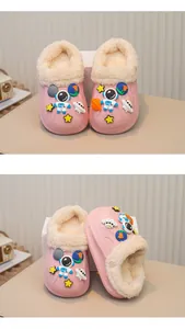 Detailansicht der rosa Kinder-Winterhausschuhe mit Weltraumthema und Plüschfutter.