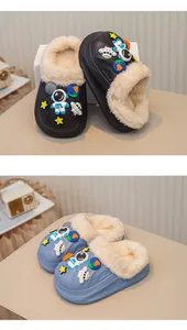 Detailansicht von Winterclogs für Kinder mit Astronauten-Motiv und flauschigem Futter in Blau