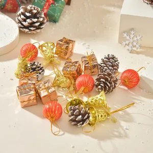 Festliche weihnachtliche Tischdekoration mit Mini-Geschenkboxen, Glocken und Zapfen