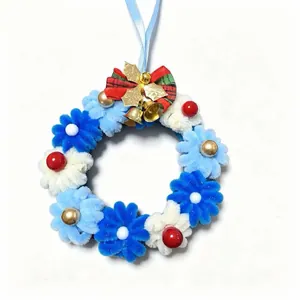 Ghirlanda di Natale con fiori di peluche blu e fiocco scozzese rosso per decorazioni