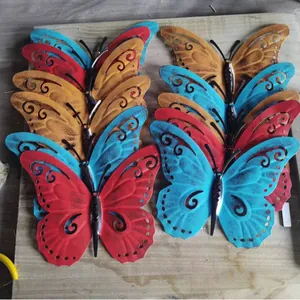 Set di vivaci farfalle colorate in metallo per decorazione murale da giardino esterno
