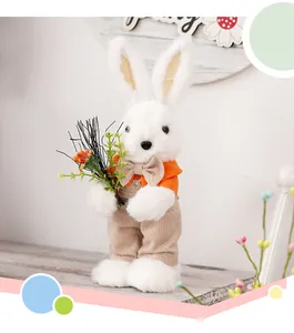 Detailansicht eines süßen Osterhasen aus Plüsch mit Kordhose und dekorativen Pflanzen