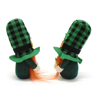Rückansicht von zwei St. Patrick's Day Gnomen mit grün-karierten Hüten und orangen Bärten