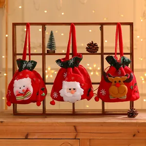 Detailaufnahme der weihnachtlichen Geschenktüten mit Weihnachtsmann, Schneemann und Rentier