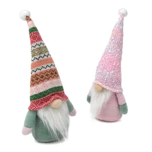 Paar schattige kerstkabouters met kleurrijke gebreide mutsen en lange witte baarden