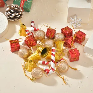 Detailansicht von festlichem Weihnachtsschmuck mit Glocken, Geschenken und Glitzerkugeln