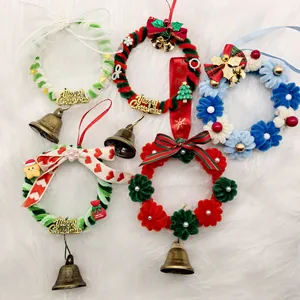 Set di mini ghirlande di Natale fatte a mano con fiocchi e campanelli dorati su pelliccia.