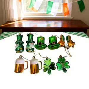 Dekorative St. Patricks Day Anhänger mit Kleeblatt und Leprechaun-Hut Motiven