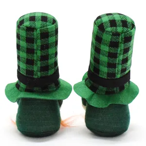 Detaillierte Rückansicht der festlichen St. Patrick's Day Zwerge mit grünem Karo