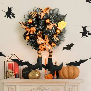 Couronne d'Halloween avec jambes de sorcière et rubans orange pour décoration festive