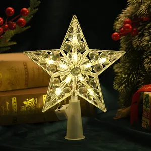 Nahaufnahme der warmen LED-Weihnachtsstern-Baumspitze mit transparentem Perlendesign