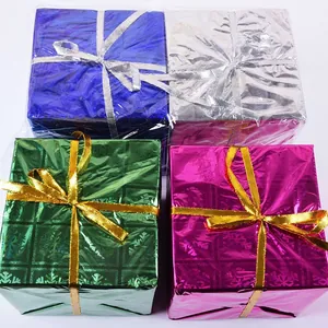 Farbenfrohe Laserfolie Weihnachtsgeschenkboxen mit Schneeflockenmustern und Schleifen
