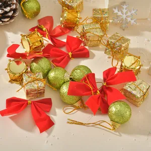 Festliches Weihnachtsdekorations-Set mit roten Schleifen und grünen Glitzerkugeln