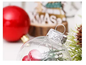 Detailopname van een transparante kerstbal met rode bessen en dennennaalden decoratie