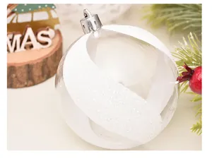 Detalle de una bola de Navidad de PET transparente con patrones en espiral de purpurina blanca