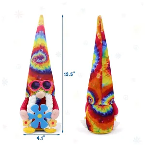 Detailweergave van de 13,5 inch tie-dye zomerkabouter met zonnebril en bloemdecor.