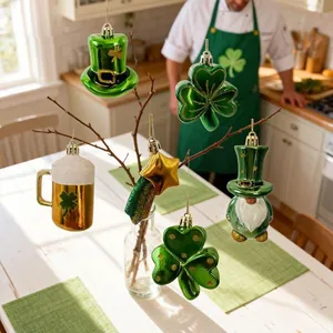 Festliche St. Patrick's Day Dekohänger mit grünen Kleeblättern und Glückshüten für Partys