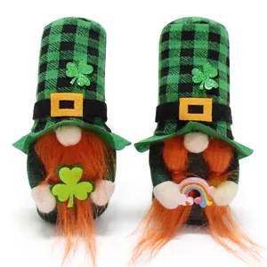 Detailansicht von zwei St. Patrick's Day Gnomen mit karierten Hüten und orangefarbenen Bärten
