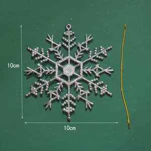 Detail eines 10 cm großen silbernen Glitzer-Schneeflocken-Anhängers mit Größenmarkierungen