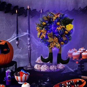 Couronne de pattes de sorcière d'Halloween avec lumières LED violettes et rubans décoratifs.