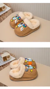 Detailansicht von Kinder-Winterhausschuhen mit Astronauten-Design und Plüschfutter.