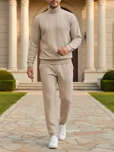 Elegante set uomo con maglione a collo alto a trecce beige e pantaloni in maglia coordinati