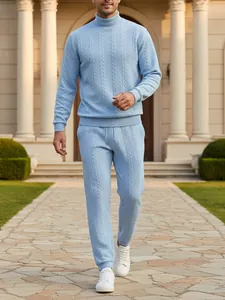 Set maglione a collo alto e pantaloni in maglia a trecce azzurro da uomo elegante