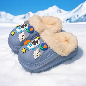 Blaue Kinder-Winterhausschuhe mit warmem Kunstfellfutter und niedlichen Astronauten-Charms