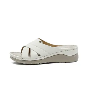Sandales compensées blanches pour femmes avec brides croisées et semelle souple