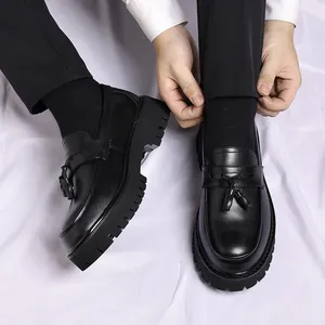 Klassische schwarze Loafer mit Quasten und dicker Sohle im britischen Stil für Herren