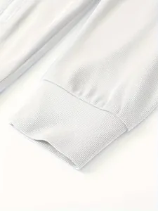 Detailaufnahme eines weißen Herren-Waffelstrick-Jackenärmelbündchens mit Rippstruktur