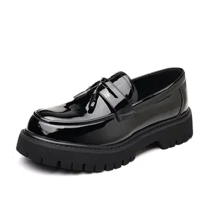 Λεπτομερής όψη ανδρικών μαύρων λουστρίνι loafers με φούντες και παχιά σόλα lug