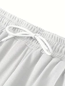 Nahaufnahme der Details des weißen elastischen Waffelstrickbunds mit einem Kordelzugband