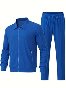 Detail eines blauen Waffelstrick-Trainingsanzugs mit Reißverschlussjacke und Hose