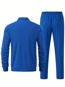 Rückansicht zeigt die Waffelstruktur dieses blauen Slim Fit Herren Sportanzugs