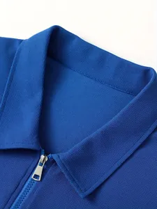 Detailaufnahme der blauen Waffelstrick-Textur und des Reißverschlusses der Herrenjacke