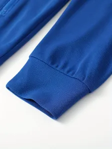 Nahaufnahme der blauen Waffelstrick-Textur und des elastischen Rippbündchendetails