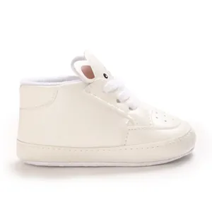 Vue détaillée de chaussures de sport blanches pour nouveau-né avec oreilles d'animaux