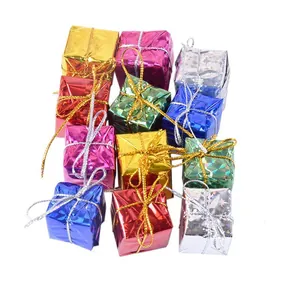Kleine bunte Laser-Weihnachtsbaum-Geschenkboxen als Dekoration für Feiertage