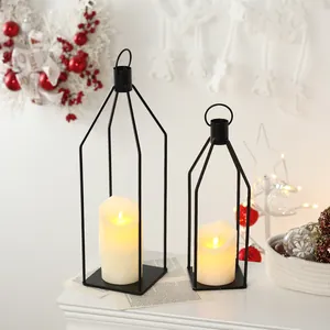 Vista dettagliata di due lanterne in ferro nero con calde candele a LED in stile festivo