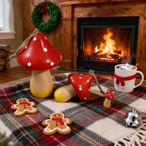 Festliche Holzpilz-Ornamente in gemütlicher Kamin-Szene für Weihnachtsdekoration