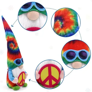Detailopnamen van de tie-dye zomergnoom met zonnebril en een vredessymbool versiering.
