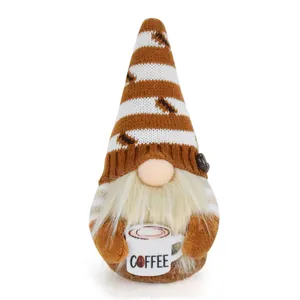 Primer plano de un gnomo de café con gorro de rayas y una pequeña taza de café.