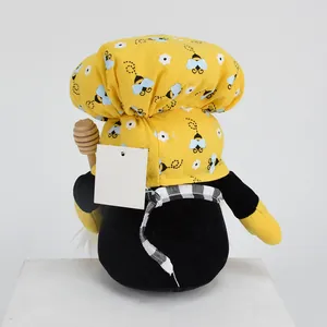Vista posteriore di uno gnomo chef della festa delle api con cappello giallo e mestolo